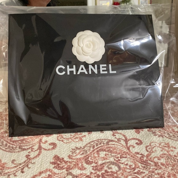 Chanel Gift Bag with Gift Box - Picture 6 of 16